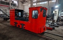 四川變頻調(diào)速5噸蓄電池湘潭電機(jī)車(chē)裝車(chē)發(fā)貨