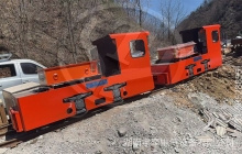 四川一批5噸湘潭鋰電池電機(jī)車(chē)抵達(dá)礦山現(xiàn)場(chǎng)